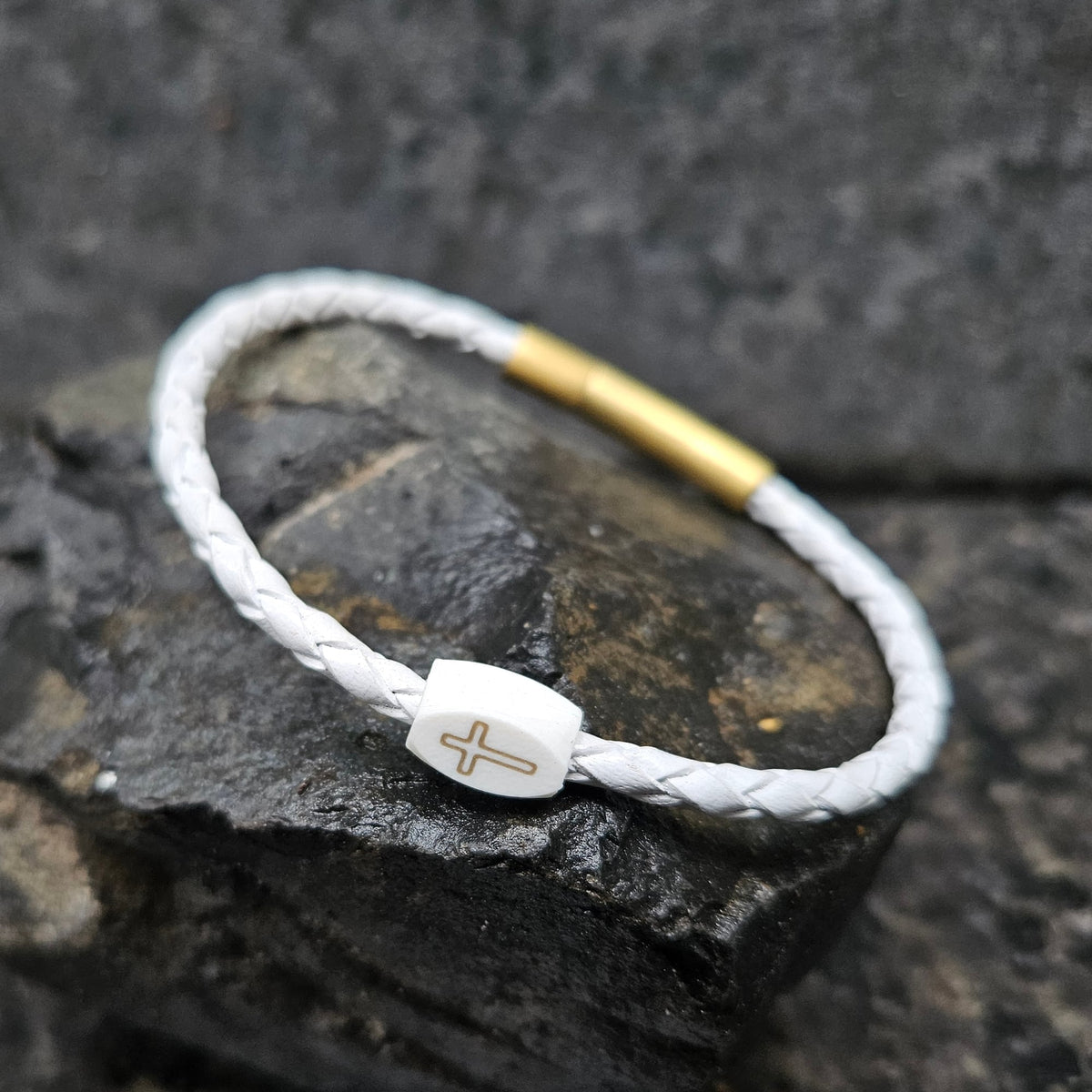 Cross (outline) · Leather Single in Ibiza: white leather · white bead · bronze outline · gold clasp