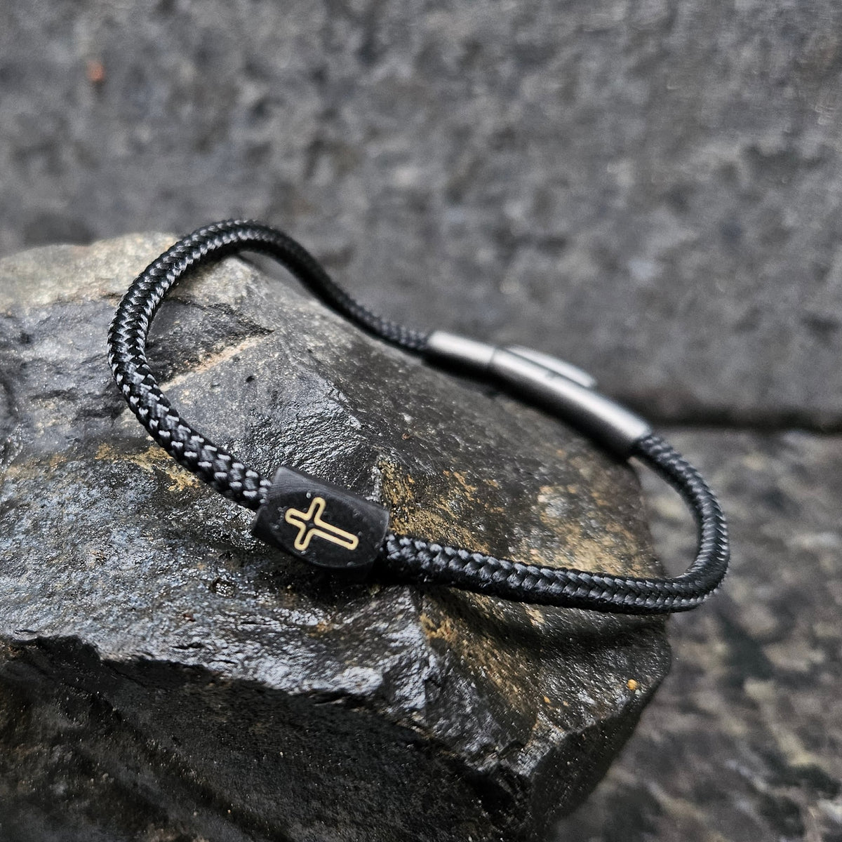 Cross (outline) · Paracord Single in Solaris Black: black paracord · black bead · gold outline · silver clasp