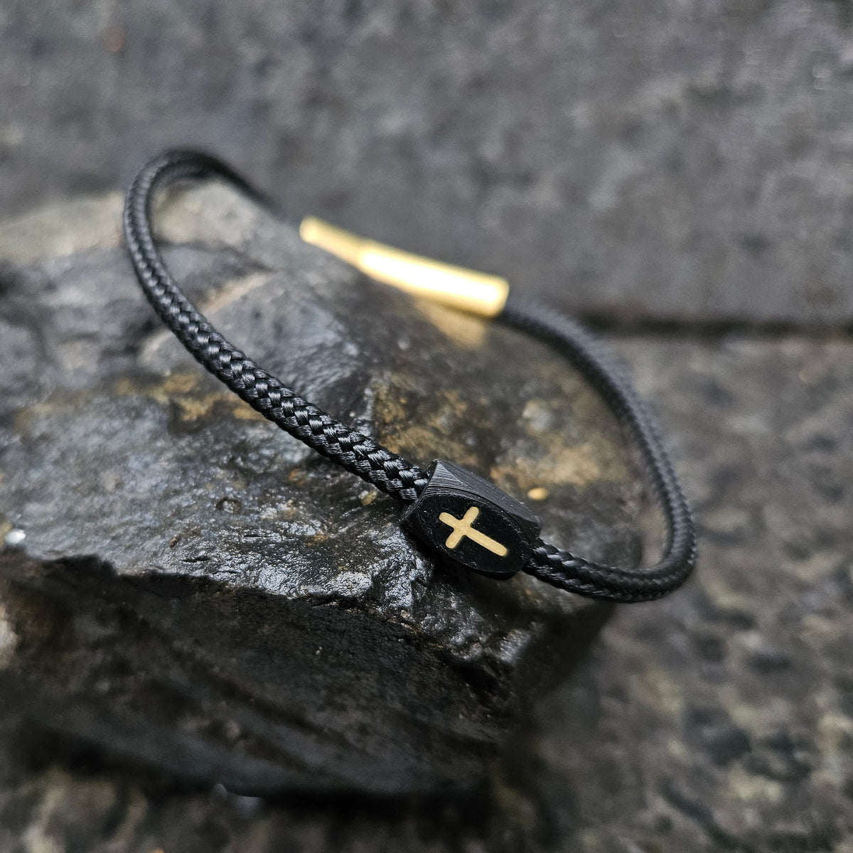 Cross (solid) · Paracord Single in Solaris: black paracord · black bead · gold cross · gold clasp