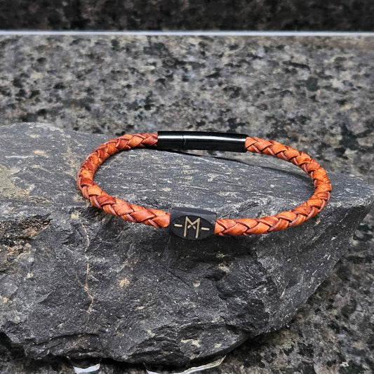 Signature · Cognac in Cognac: cognac 4 mm leather · black bead · bronze Totemband mark · black clasp