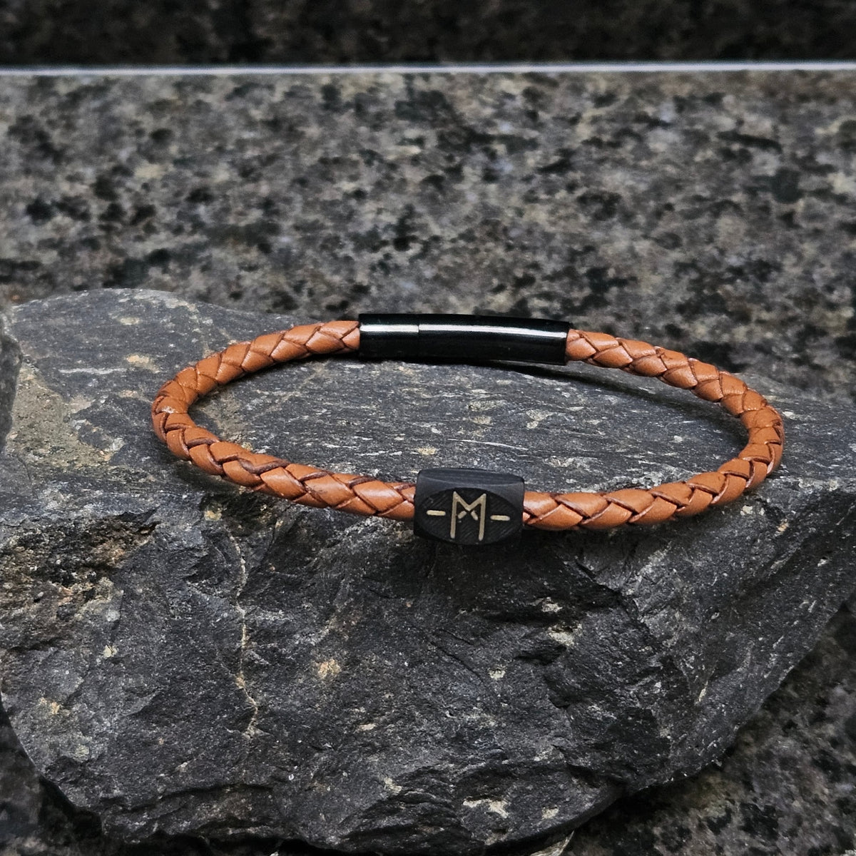 Signature · Saddle in Saddle: saddle-tan 4 mm leather · black bead · bronze Totemband mark · black clasp