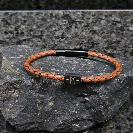Signature · Saddle in Saddle: saddle-tan 4 mm leather · black bead · bronze Totemband mark · black clasp
