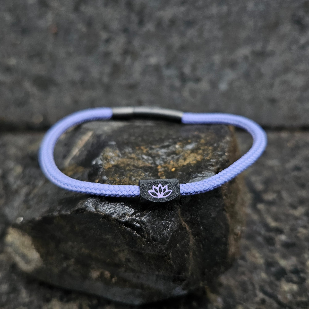 Lotus · Paracord Single in Lavender: lavender paracord · black bead · lilac lotus · black clasp