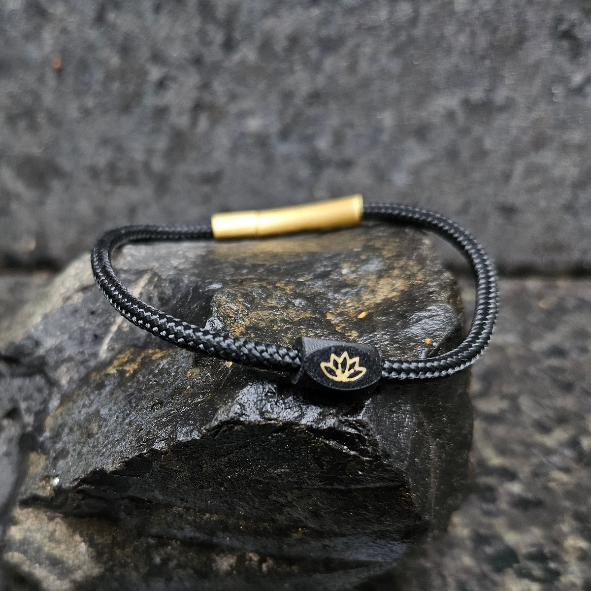 Lotus · Paracord Single in Solaris: black paracord · black bead · gold lotus · gold clasp