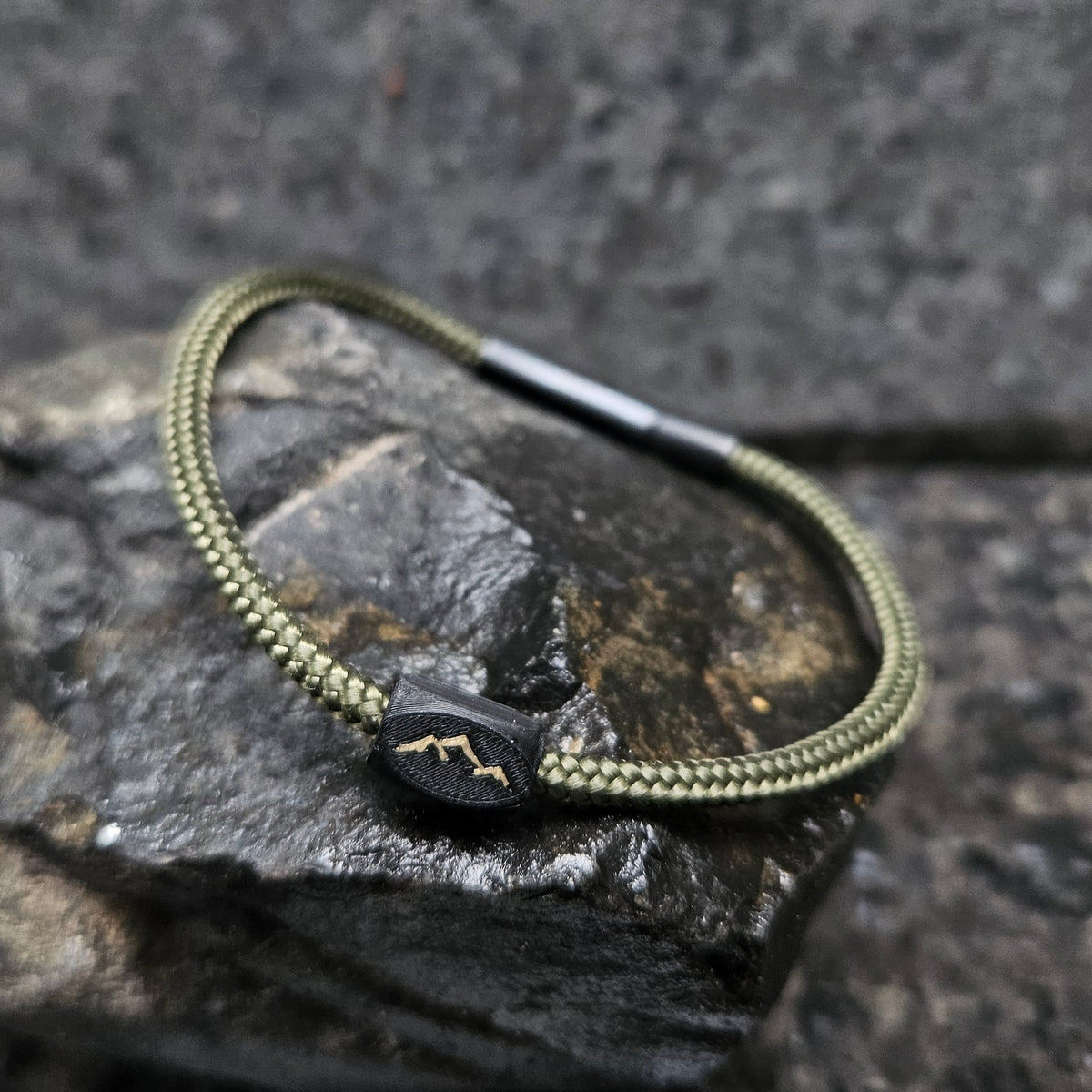 Mountains · Paracord Single in Recon: olive drab paracord · black bead · gold mountains · black clasp