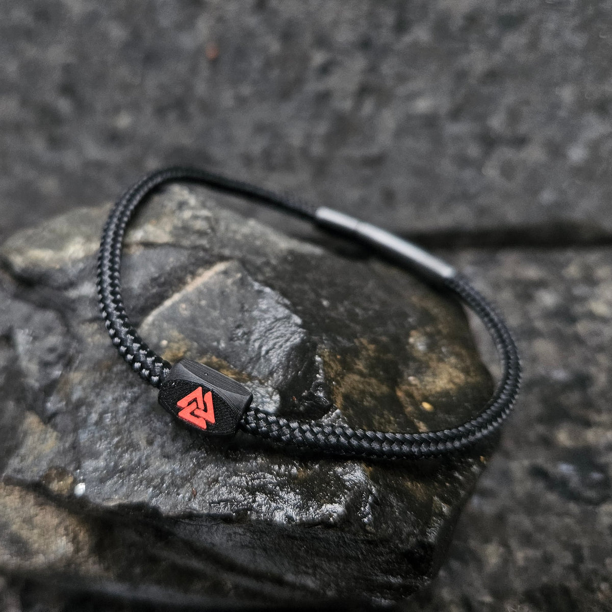 Valknut · Paracord Single in Diablo: black paracord · black bead · red valknut · black clasp