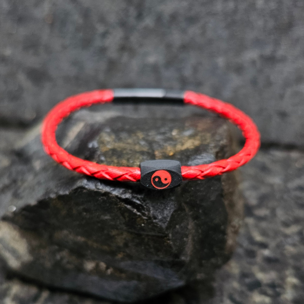 Yin Yang · Leather Single in Bloodstone: red leather · black bead · red yin yang · black clasp