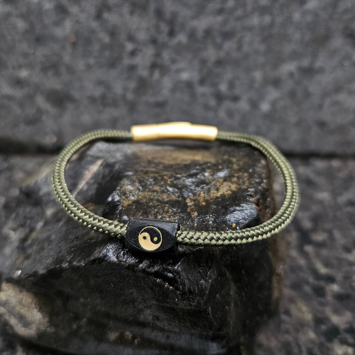 Yin Yang · Paracord Single in Brigade: olive drab paracord · black bead · gold yin yang · gold clasp