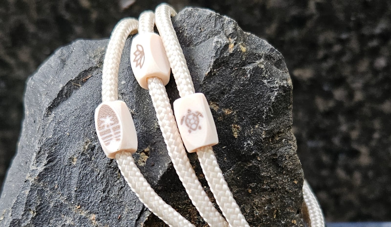 Triple Wrap paracord Totemband with symbol beads